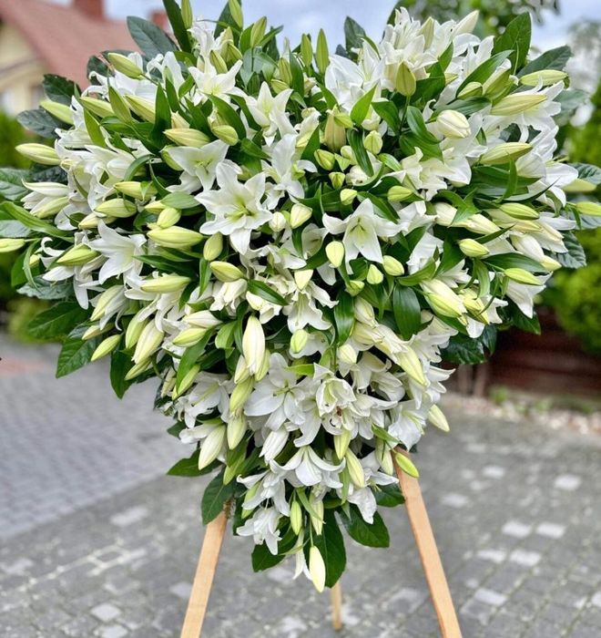 Wieniec pogrzebowy z żywych sztucznych kwiatów