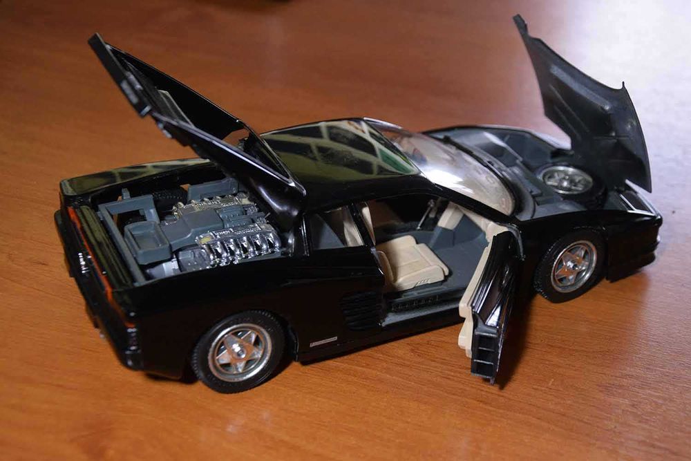 Ferrari Testarossa Preto 1/18 (Raro)