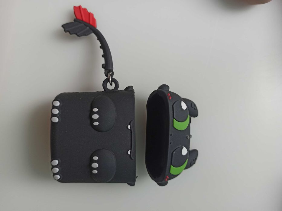 Etui na słuchawki bezprzewodowe szczerbatek (Toothless)