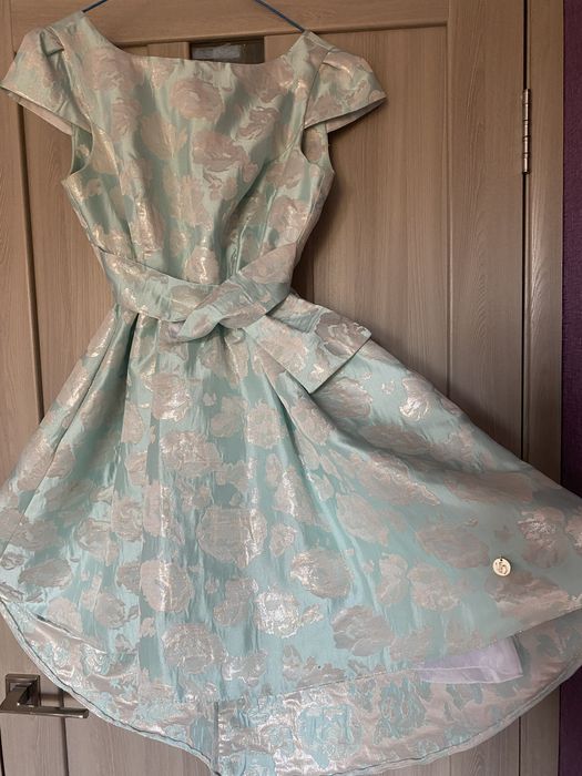 Плаття жіночі та дівчачі