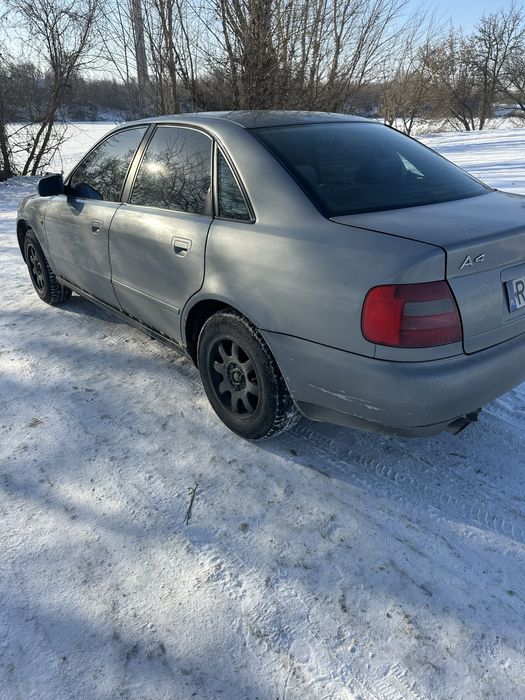 Продам Audi A4 1.6 бензин