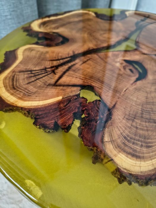 Blat stołu z żywicy epoksydowej i akacji