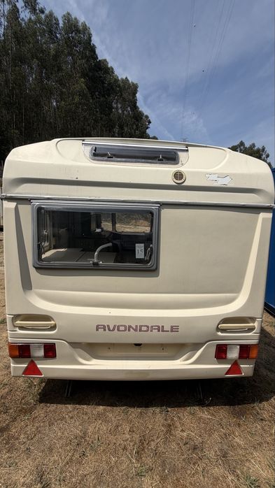 Caravana inglesa Avondale Classic 525 inclui um Avançado.