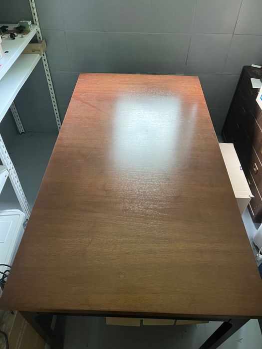 Biurko lub stół z litego drewna, piękny kolor brązu, czarne elementy