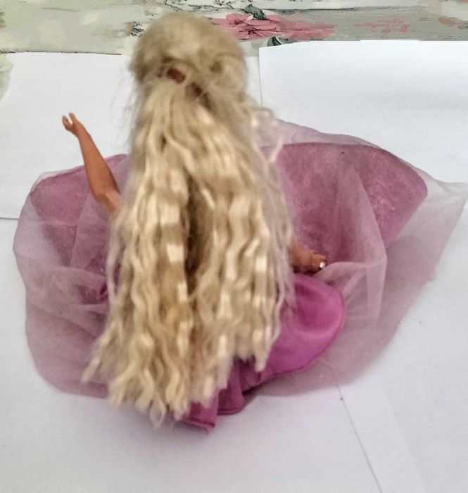 Boneca Barbie com vestido comprido de festa, em estado ótimo.
