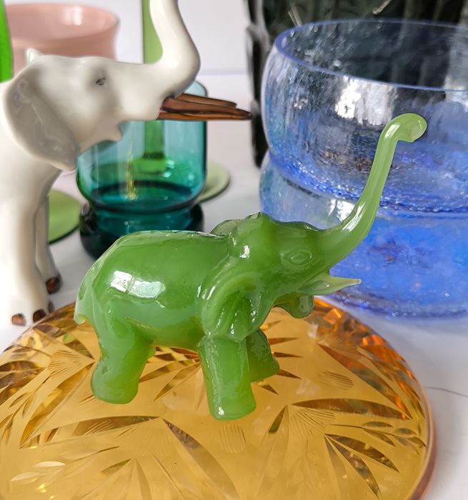 Figurka słoń piękne stare kolorowe szkło