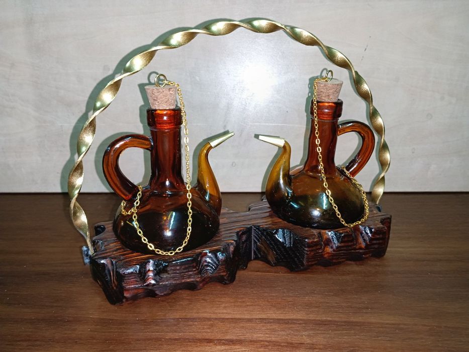 Galheteiro vintage em vidro amarelo e base em madeira, medias:25/20cm