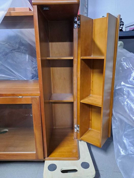 Armário de sala com porta de vidro e arrumação lateral