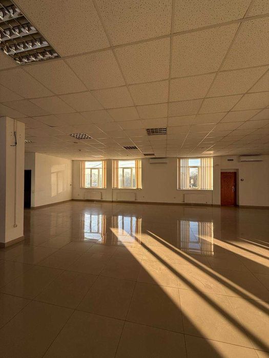 Офіс з виглядом на парк. Своя парковка, 800 долларів за м.кв.