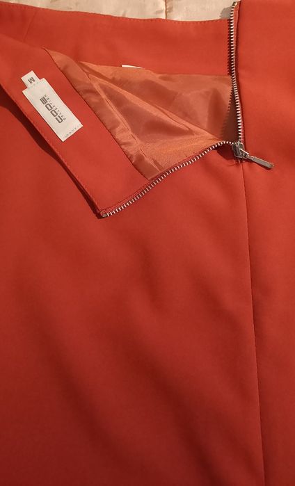 2 saias de verão, cor tijolo e preta c/ desenhos brancos, pelo joelho