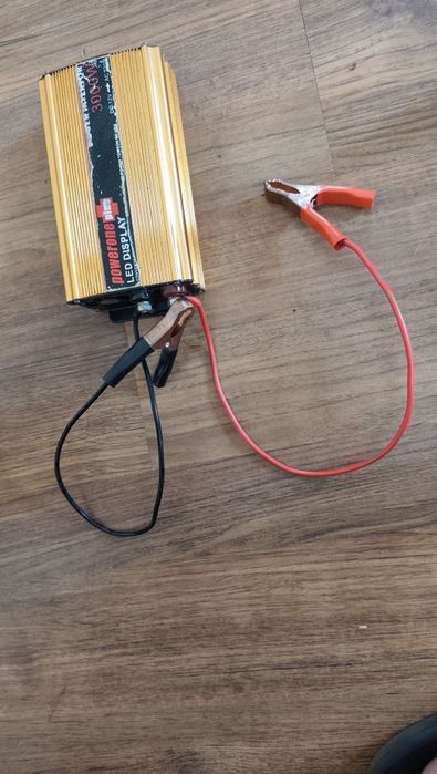 Інвертор Powerone Plus 3000w 12  вольт на 220 +  крокодили