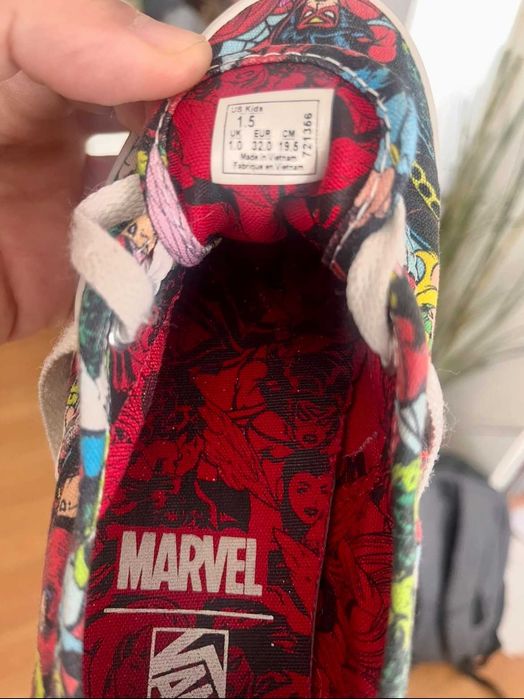 VANS modelo exclusivo MARVEL