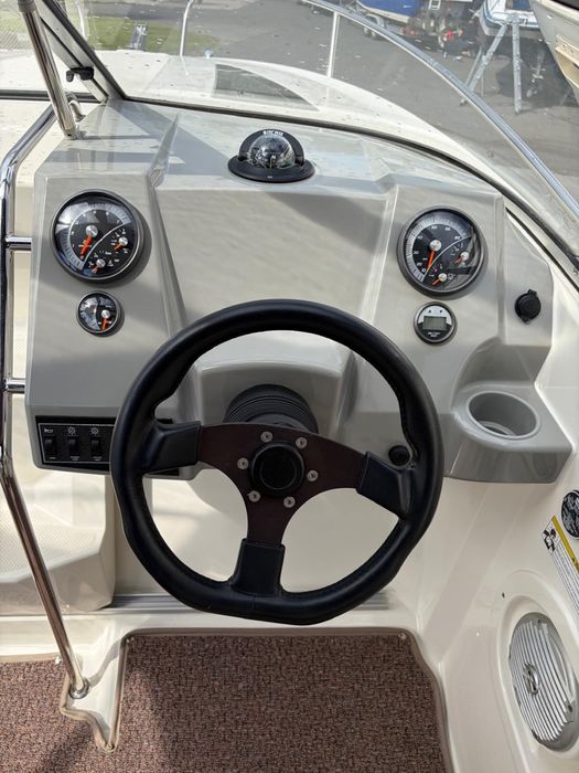 Łódź motorowa Bayliner 642 CUDDY w zestawie z przyczepa