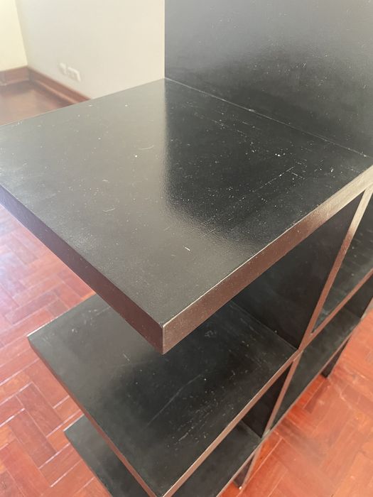 Estante preta com 3 prateleiras