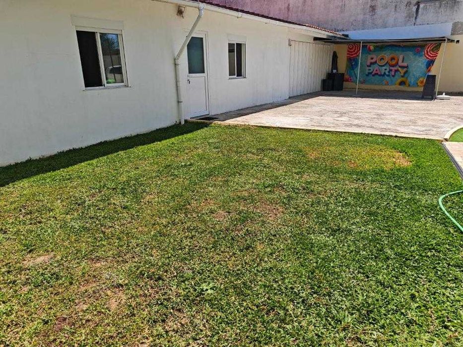 Espaço com jardim e Piscina para um dia Relaxado com Família e Amigos