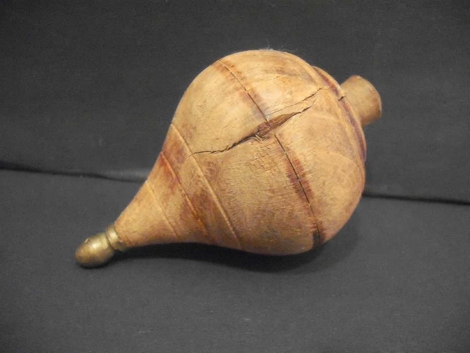 Pião antigo em madeira - brincado - anos 50/60