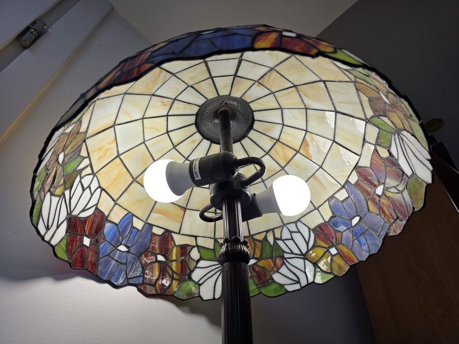 Duża lampa podłogowa Tiffany – piękny witraż kwiatowy, stabilna