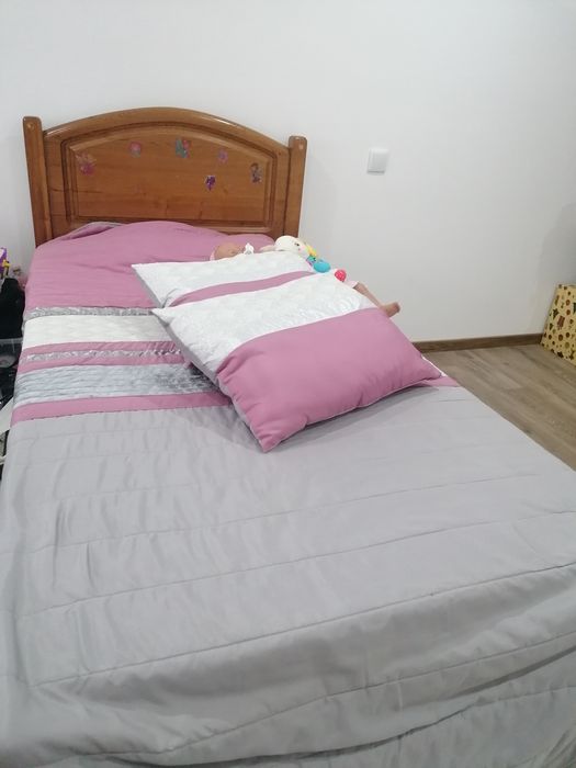 Cama de solteiro com colchão e estrado em madeira