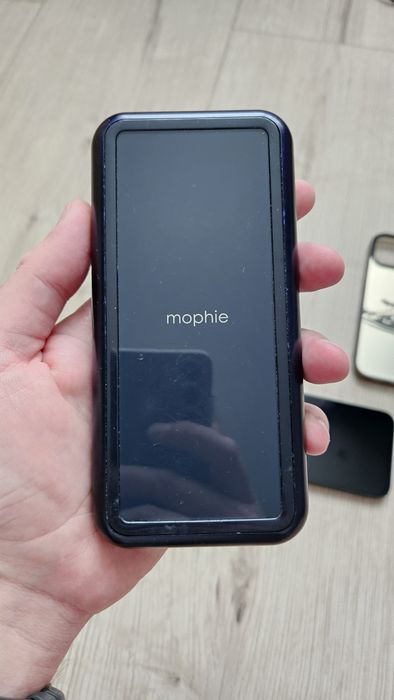 mophie powerstation plus XL ємністю 8000 mAh.