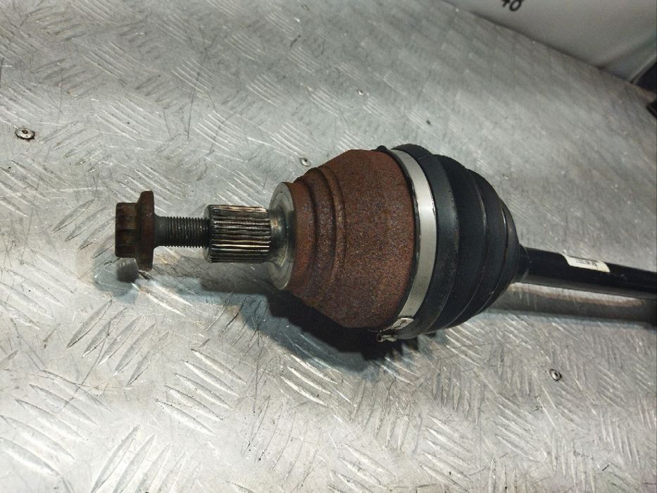 Піввісь передня права VW Atlas
