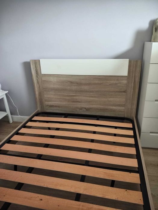 Cama de casal de madeira