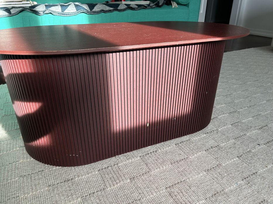 Mesa centro sala Ferm Living bordeaux podia table