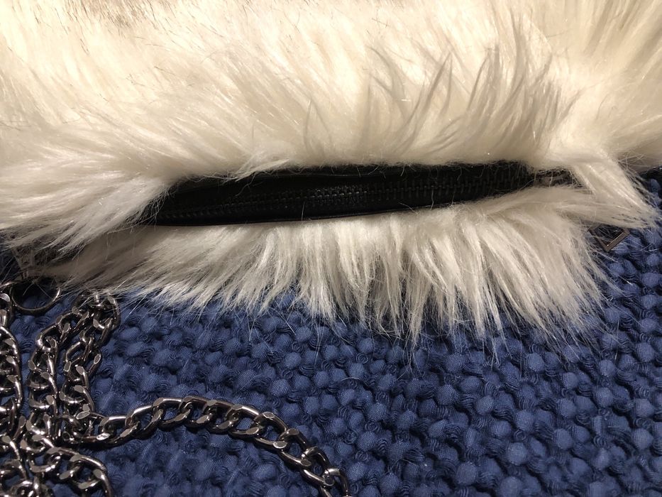 Mala com pelo com corrente a tiracolo, ou pega