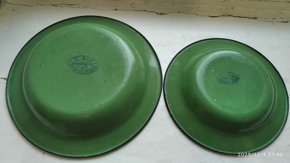 Эмалированная тарелка-2шт. Нержавейка и крышка-2шт.