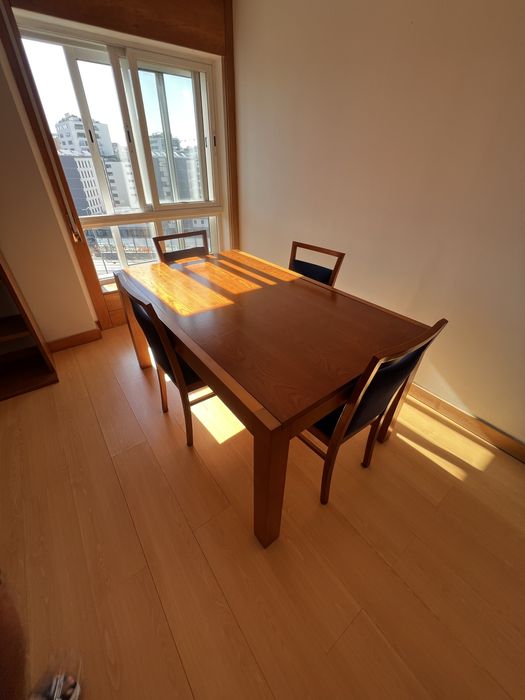 Mesa de jantar extensivel com 4 cadeiras