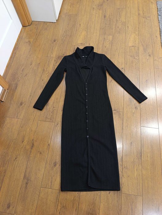 Obcisła sukienka z głębokim dekoltem czarna w prążek XS