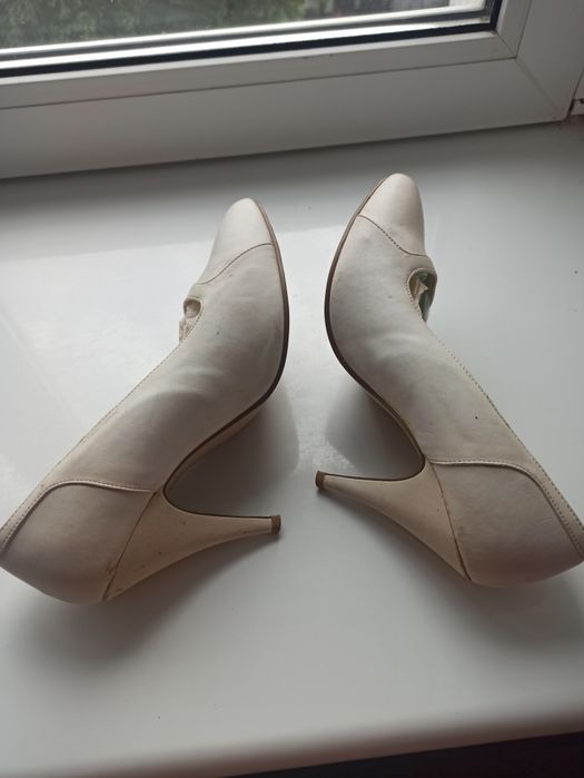 Продам білі туфлі