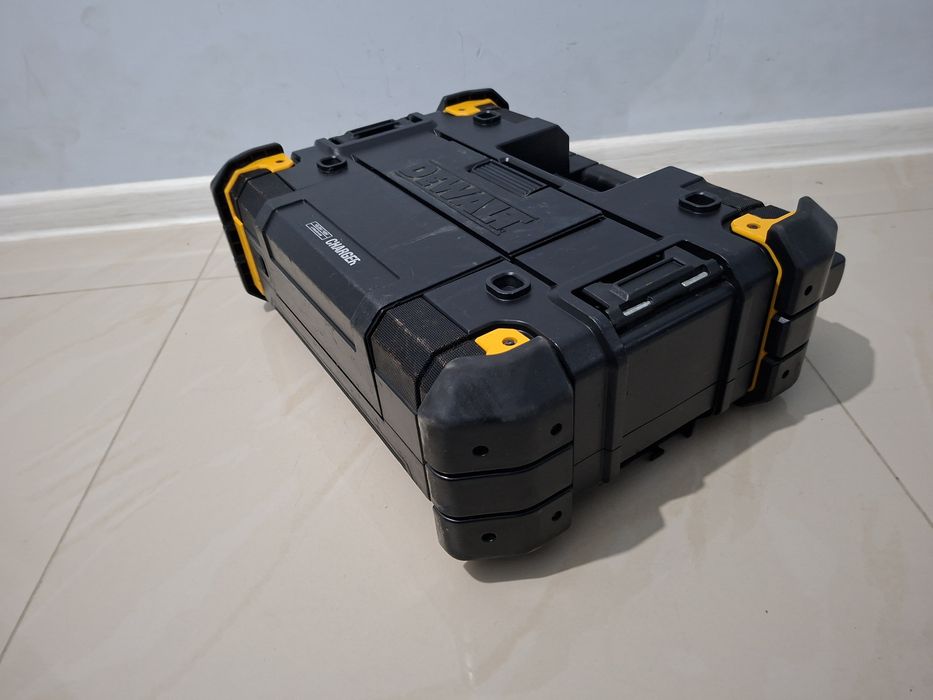 Зарядний пристрій - радіоприймач DeWALT DWST1