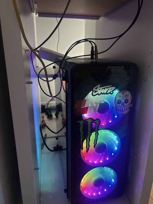 Vendo PC GAMING COMPLETO COM SECRETARIA MONITOR PERIFERICOS PS4 e televisao  e retiro os adesivos se necessario a com mais um rato e eum teclado