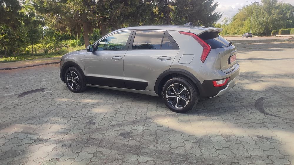 Kia Niro гібрид 2023 року