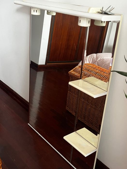 Espelho de casa de banho com luz e prateleiras