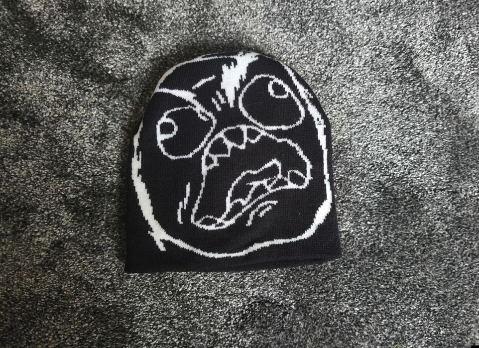 Шапка троллфейс.