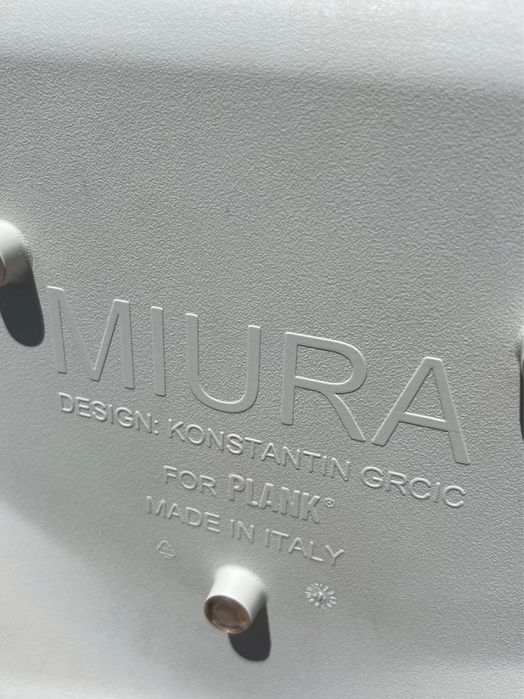 Banco branco alto polipropeno da Miura