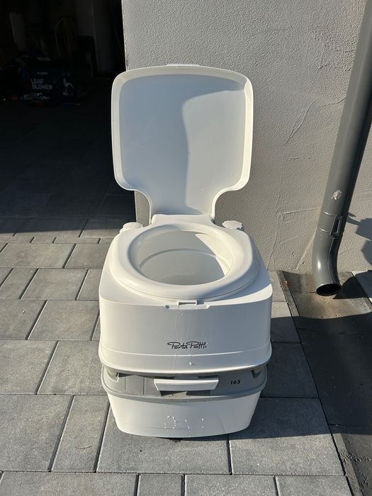 Toaleta turystyczna chemiczna do kampera na działkę thetford porta potti
