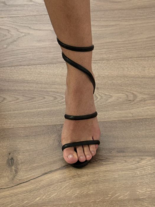 Salto Alto Preto com Tiras