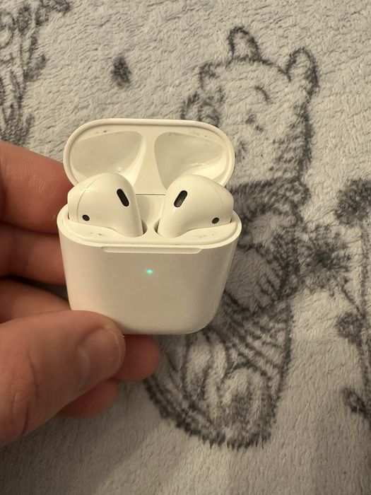 Oryginalne słuchawki bezprzewodowe Apple AirPods 2. generacji z etui ładującym bezprzewodowo