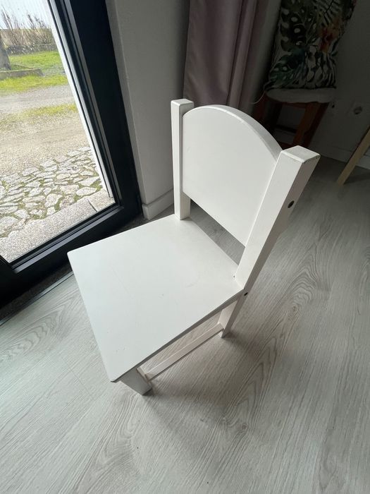 Cadeira pequena de criança do IKEA.