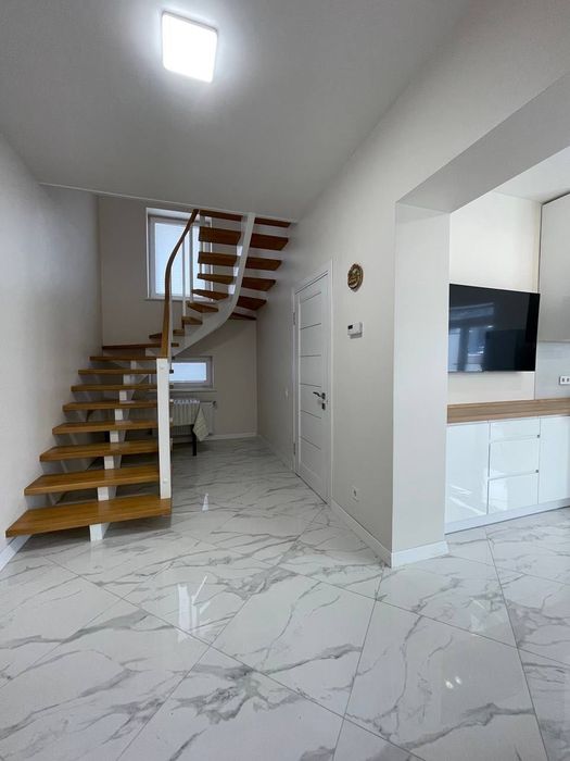 Оренда нового будинку спарки з окремим входом в Брюховичах