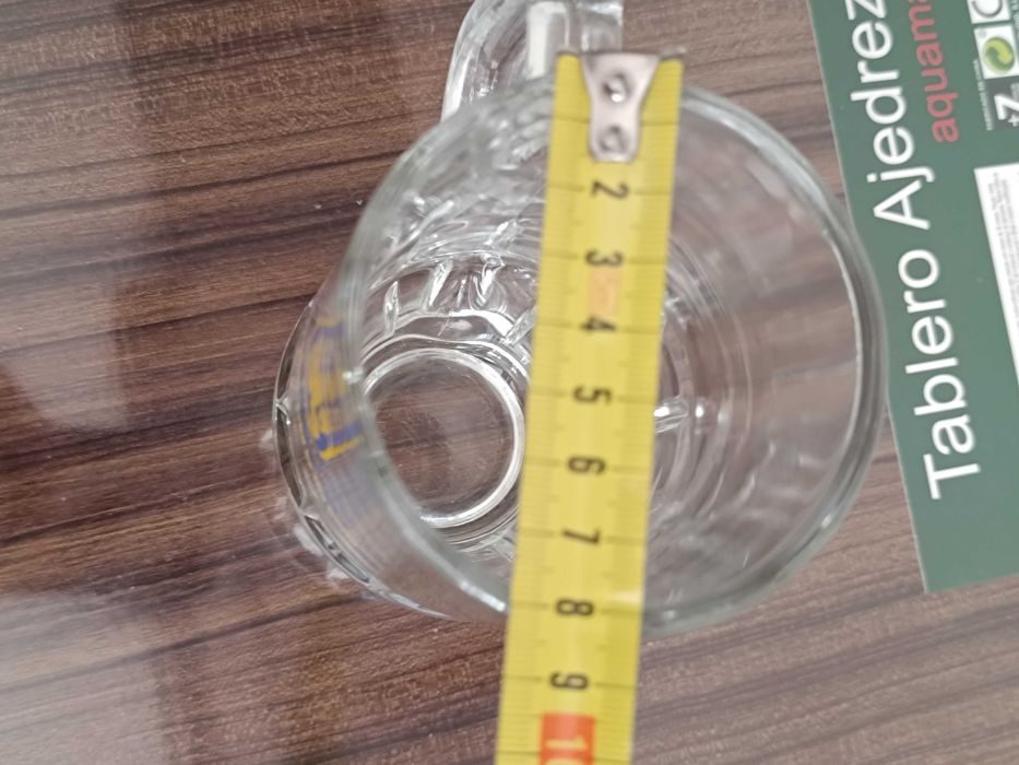 Caneca de cerveja Lowenbrau e 3 copos da cerveja Tsingtao Bee