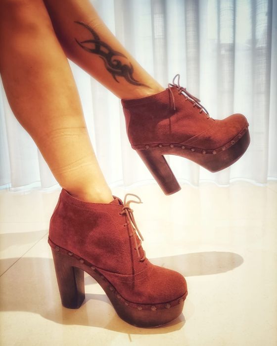 Botins castanhos camurça Gloria Ortiz