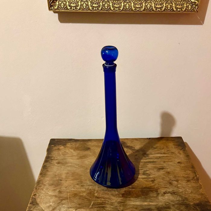 Karafka ze szkła kobaltowego, postmodernistyczna lata 80, wys.39 cm