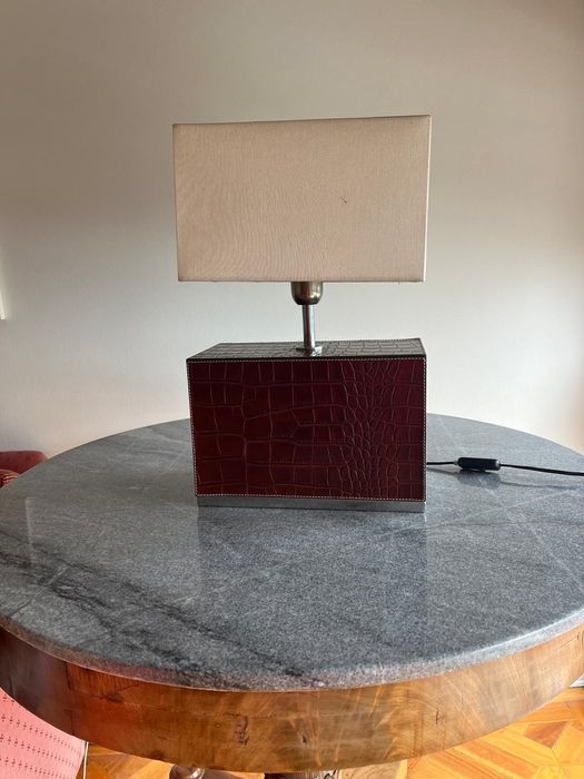 Candeeiro base em pele castanha