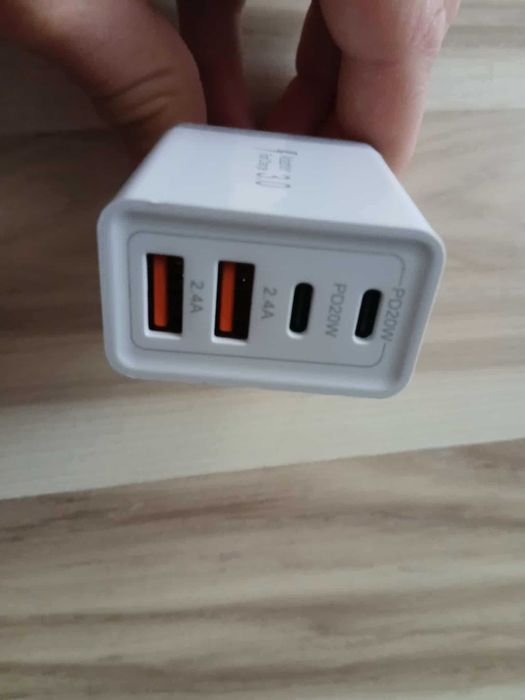 Dwie kostki do ładowania USB + USB-C czarna i biała (4 wejścia)