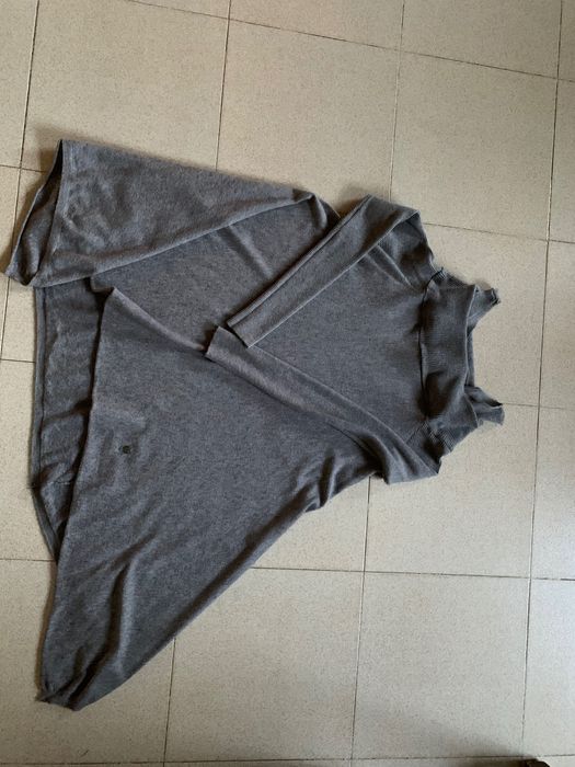 Túnica em malha com ombros descobertos