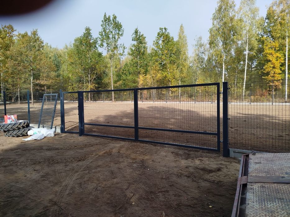 Niwelacja terenu, trawniki, systemy nawadniania, płoty panelowe