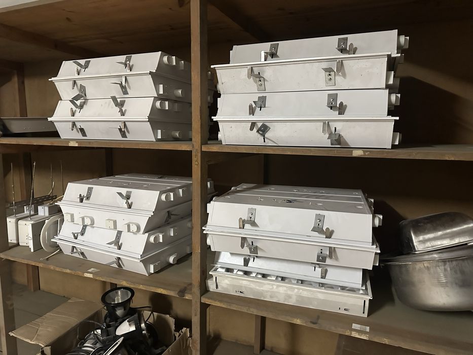 Luminárias de teto, escritório, ainda com algumas lâmpadas